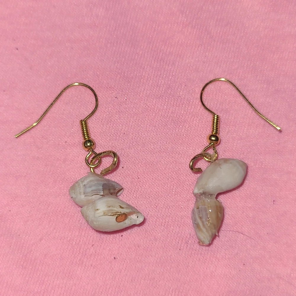 Shell earrings - Picture 2 of 3